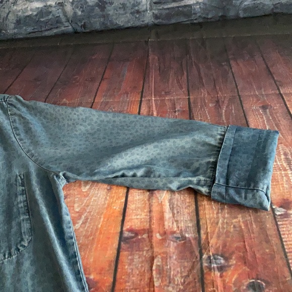 Bella Dahl Animal print Chambray Denim look button up Shirt - Picture 8 of 9